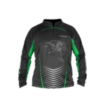 Remera de pesca Kawana UV negra con detalles verdes y gráfico de pez, ideal para protección solar en pesca y deportes outdoor